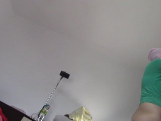 Une femme sexy s'amuse à essayer des vêtements et à les couper. Une brune danse nue dans la maison.