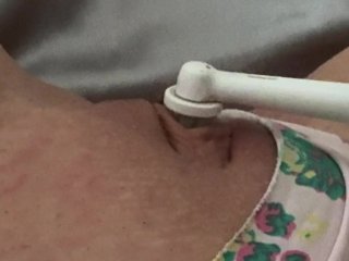 Ragazza orgasmo pulsante con lo spazzolino