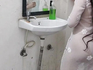 Step daughter ko bathroom me pakad ke jabar dasti choda