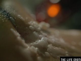 Horny MILF gets an orgasm while playing with a candle.