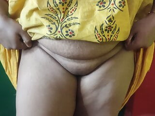 Indian Sruti bhabi fucking with vegetable at home