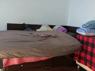 Une femme sexy s'amuse à essayer des vêtements et à les couper. Une brune danse nue dans la maison.