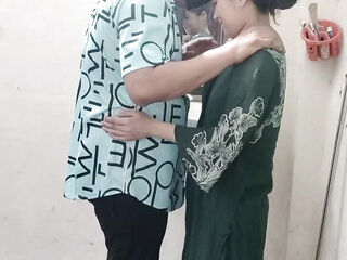 College girl ko saman dene ke bahane pel diya