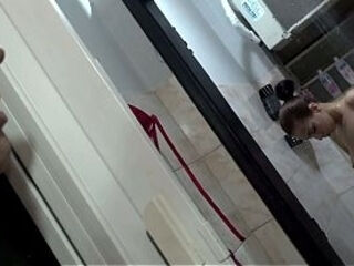 Espiando a novinha no banho