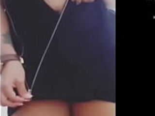 Coroa gordinha se exibindo