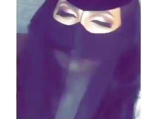 Femme arabe en Hijab avec des yeux spectacular 1